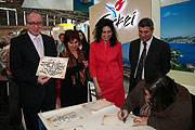 der türkische Generalkonsul in München, Ali Rifat Köksal (li.) am Stand der Türkei (Forto: MartiN Schmitz)